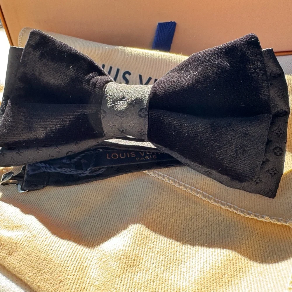 🔥LV VELVET 26’🔥💯🆕 RARE LOUIS VUITTON MONOGRAM BLACK TIE BOW TIE STUNNING - Picture 15 of 16